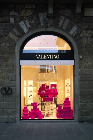 Foto de Florencia, Italia - 29 diciembre, 2023: Fachada de la boutique Valentino en el centro de Florencia, Italia - Imagen libre de derechos