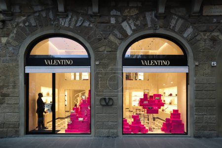 Foto de Florencia, Italia - 29 diciembre, 2023: Fachada de la boutique Valentino en el centro de Florencia, Italia - Imagen libre de derechos