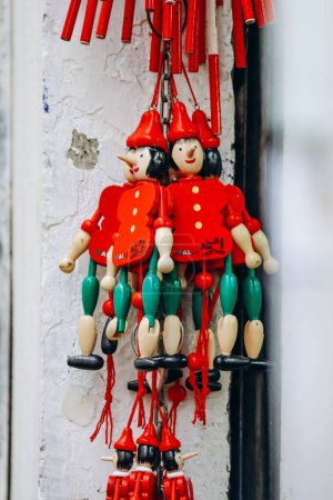 Téléchargez les photos : Figurines en bois de Pinocchio à l'entrée d'un magasin dans le centre de Florence - en image libre de droit