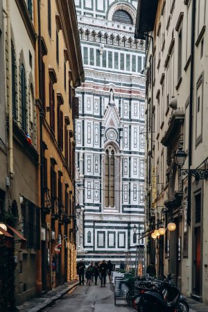 Foto de Florencia, Italia - 31 diciembre, 2023: Vista de la Catedral de Santa Maria dei Fiori desde una pequeña calle adyacente en el centro de Florencia - Imagen libre de derechos