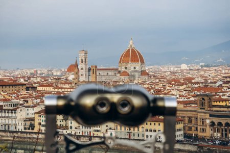 Widok Florencji z tarasu widokowego, z lornetką