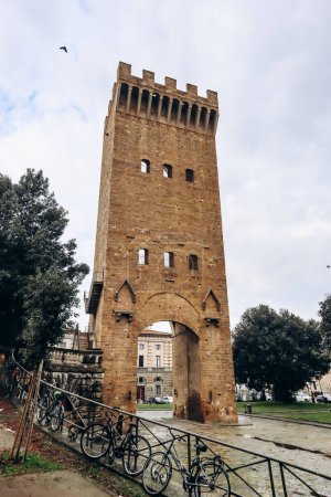 Foto de Porta San Niccolo, una imponente puerta de piedra de las murallas de fortificación de Florencia del 1300 - Imagen libre de derechos