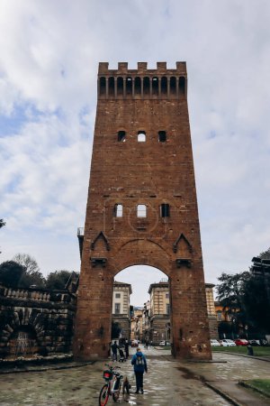 Téléchargez les photos : Porta San Niccolo, une imposante porte en pierre des murs de fortification des années 1300 à Florence - en image libre de droit