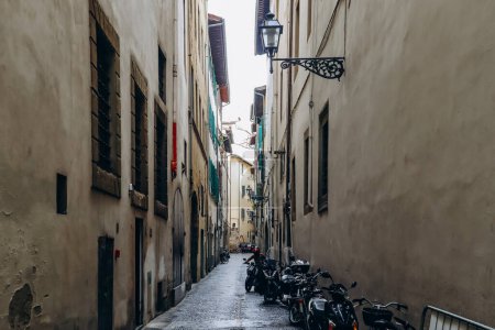 Foto de Pequeña calle estrecha en el centro de Florencia - Imagen libre de derechos