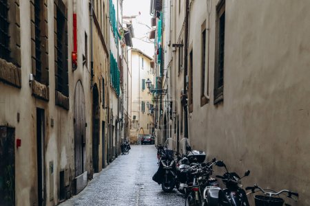 Téléchargez les photos : Petite rue étroite dans le centre de Florence - en image libre de droit