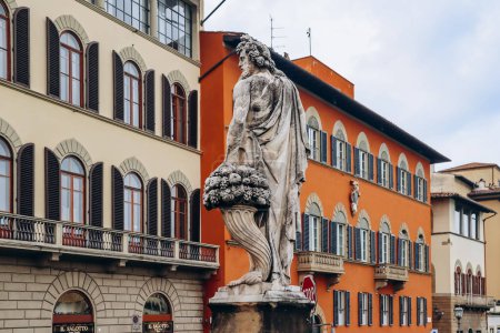 Téléchargez les photos : Florence, Italie - 31 décembre 2023 : Statue sur un pont dans le centre de Florence - en image libre de droit