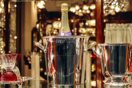 Foto de Florencia, Italia - 29 diciembre, 2023: Una botella de champán Pommery en un cubo de hielo y elegantes copas de cristal - Imagen libre de derechos