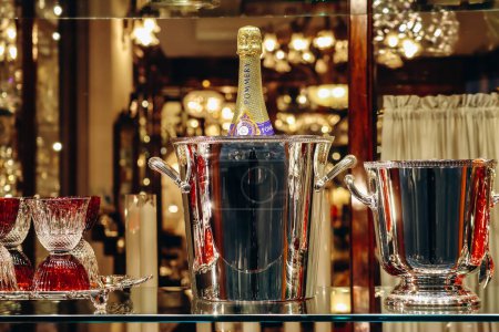Téléchargez les photos : Florence, Italie - 29 Décembre, 2023 : Une bouteille de champagne Pommery dans un seau à glace et d'élégants verres en cristal - en image libre de droit