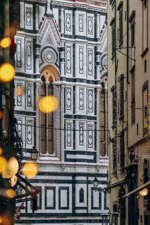 Téléchargez les photos : Florence, Italie - 31 décembre 2023 : Vue de la cathédrale Santa Maria dei Fiori depuis une petite rue adjacente dans le centre de Florence - en image libre de droit