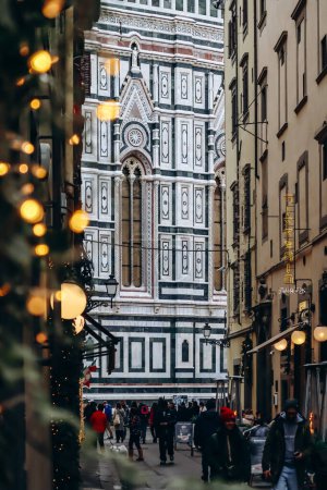 Téléchargez les photos : Florence, Italie - 31 décembre 2023 : Vue de la cathédrale Santa Maria dei Fiori depuis une petite rue adjacente dans le centre de Florence - en image libre de droit