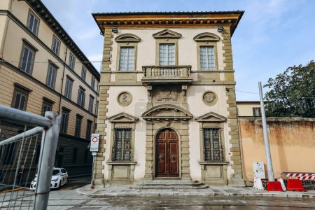 Foto de Florencia, Italia - 31 diciembre, 2023: Hermosa fachada antigua de un edificio en el centro de Florencia - Imagen libre de derechos