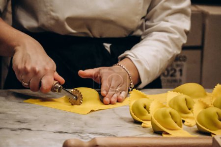 Foto de El chef prepara el cappellacci con ricotta y espinacas - Imagen libre de derechos