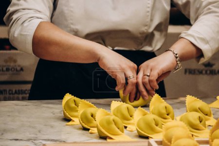 Foto de El chef prepara el cappellacci con ricotta y espinacas - Imagen libre de derechos