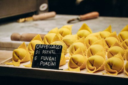 Foto de Cappellacci italiano con patatas y champiñones porcini (traducción "Cappellacci con patatas y champiñones porcini") - Imagen libre de derechos