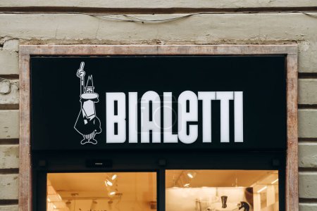 Foto de Pisa, Italia - 30 de diciembre de 2023: Signo de la tienda Bialetti en el centro de Pisa, en Toscana, Italia central - Imagen libre de derechos