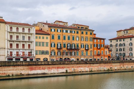 Téléchargez les photos : Emprunts du fleuve Arno dans le centre de Pise, en Toscane, Italie centrale - en image libre de droit