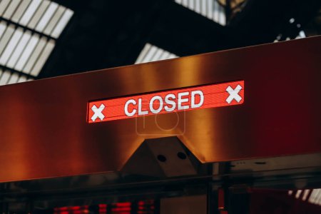 Señal de paso cerrada en una estación de tren de Milán