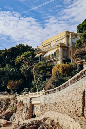 Foto de Cap d 'Ail, Francia - 18 de noviembre de 2023: Impresionante villa de Nika Belotserkovskaya en Cap d' Ail, situada a pocos kilómetros de Mónaco - Imagen libre de derechos