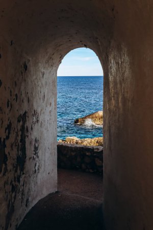 Foto de Arco en un camino a lo largo de la orilla del mar en la comuna de Cap d 'Ail, en el sur de Francia - Imagen libre de derechos