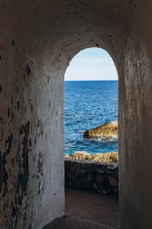 Foto de Arco en un camino a lo largo de la orilla del mar en la comuna de Cap d 'Ail, en el sur de Francia - Imagen libre de derechos