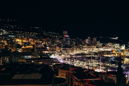 Vue de la Principauté de Monaco la nuit