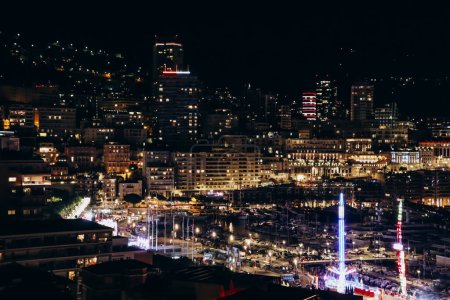 Blick auf das Fürstentum Monaco bei Nacht