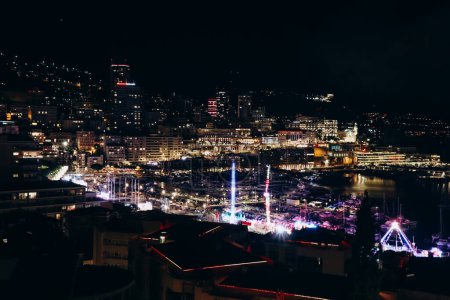 Blick auf das Fürstentum Monaco bei Nacht