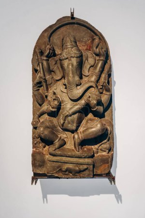 Foto de Niza, Francia - 19 de noviembre de 2023: Ganesh Baile, el noreste de la India, Bengala o Bihar, segunda mitad del siglo X, período Pala. Cloro - Imagen libre de derechos