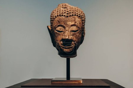 Nice, France - 19 novembre 2023 : tête de Bouddha. Du Royaume d'Ayutthaya, Thaïlande, 2ème moitié du 14ème siècle, grès, traces de dorure.