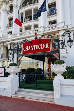 Téléchargez les photos : Nice, France - 19 novembre 2023 : Entrée du célèbre restaurant Chantecler à Nice, situé dans l'Hôtel Negresco - en image libre de droit