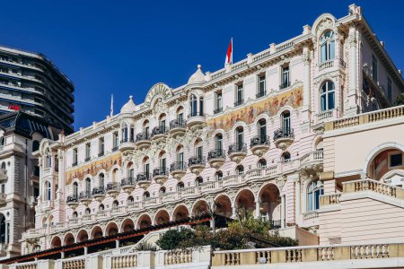 Foto de Mónaco, Mónaco - 20 de enero de 2024: Hermosa fachada del hotel Hermitage en Mónaco - Imagen libre de derechos