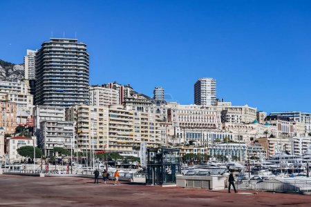 Foto de Mónaco, Mónaco - 20 de enero de 2024: Vista de Port Hercule en Mónaco en un día soleado - Imagen libre de derechos