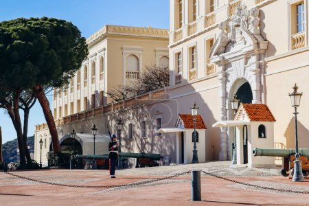 Mónaco, Mónaco - 20 de enero de 2024: Guardia en el Palacio del Príncipe de Mónaco