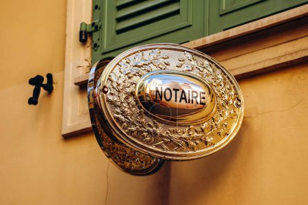 Foto de Mónaco, Mónaco - 20 de enero de 2024: Señal notarial en la fachada de una casa en Mónaco - Imagen libre de derechos