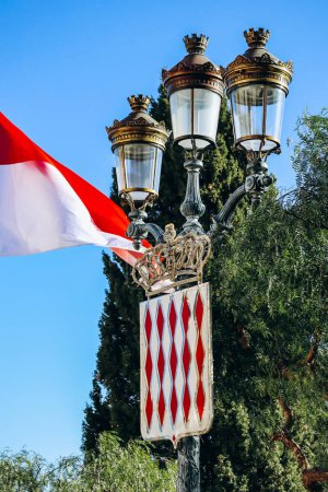 Wappen von Monaco sowie Flaggen des Fürstentums