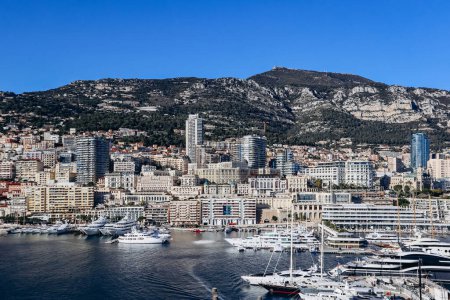 Monaco, Monaco - 20. Januar 2024: Blick auf Port Hercule in Monaco an einem sonnigen Tag