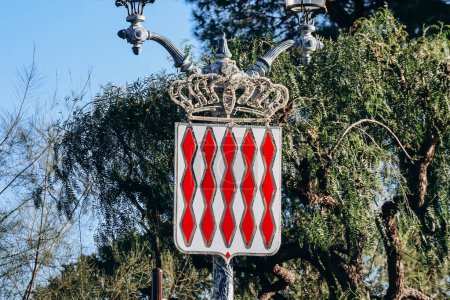 Les armoiries de Monaco, ainsi que les drapeaux de la Principauté