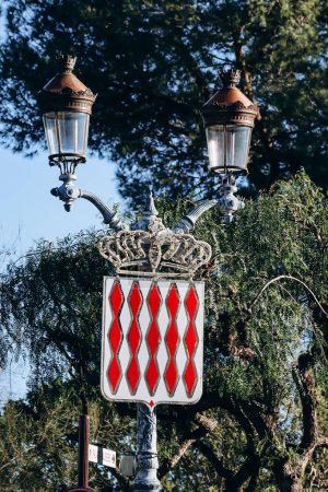 Foto de Escudo de Mónaco, así como banderas del Principado - Imagen libre de derechos