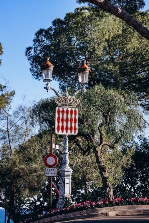 Téléchargez les photos : Les armoiries de Monaco, ainsi que les drapeaux de la Principauté - en image libre de droit