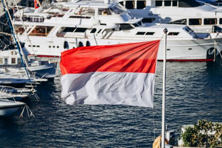 Monaco, Monaco - 20. Januar 2024: Flagge von Monaco in Port Hercule
