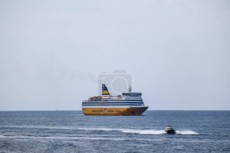 Foto de Niza, Francia - 26 de agosto de 2023: Barco de ferry que va de Niza a Córcega y Cerdeña - Imagen libre de derechos