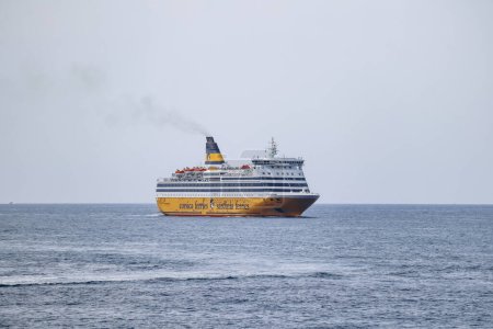 Foto de Niza, Francia - 26 de agosto de 2023: Barco de ferry que va de Niza a Córcega y Cerdeña - Imagen libre de derechos
