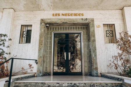 Foto de Niza, Francia - 26 de agosto de 2023: La residencia "Les Nereides", un complejo inmobiliario construido en 1955, situado en el barrio del Mont Boron de Niza. - Imagen libre de derechos