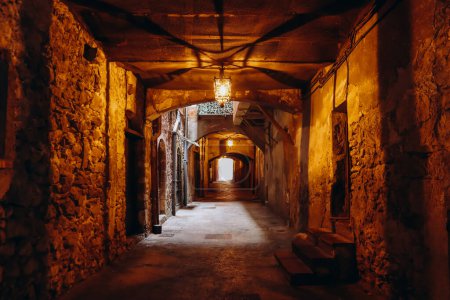 Téléchargez les photos : La rue Obscure de Villefranche-sur-Mer, une rue couverte de 130 mètres datant de 1260, située le long du premier mur de la ville. - en image libre de droit