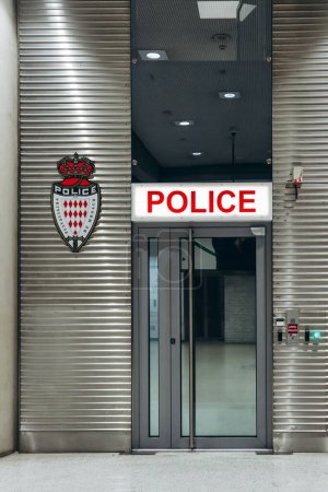 Monaco, Monaco - 2. September 2023: Polizeiwache am Bahnhof von Monaco