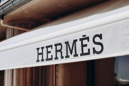 Foto de Mónaco, Mónaco - 2 de septiembre de 2023: Letrero de la boutique Hermes en Montecarlo, Mónaco - Imagen libre de derechos