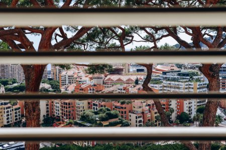 Vista desde la ventana del Palacio del Príncipe en Mónaco a través de las persianas