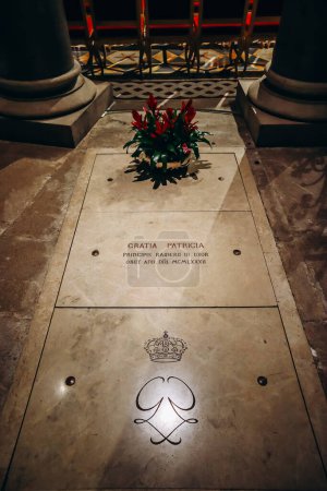 Foto de Mónaco, Mónaco - 5 de septiembre de 2023: Tumba y sepultura de Grace Kelly, Princesa de Mónaco en la Catedral de San Nicolás de Mónaco - Imagen libre de derechos