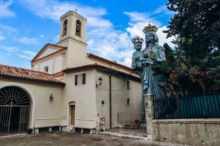 Téléchargez les photos : La chapelle Saint-Hospice et son imposante Vierge en bronze à Saint Jean Cap Ferrat - en image libre de droit