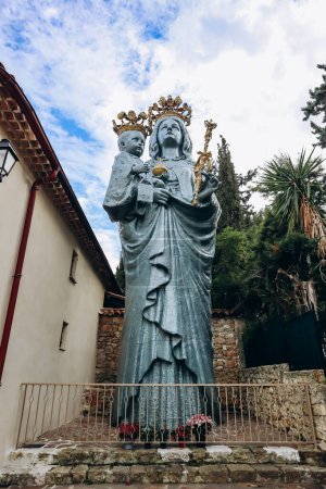 Téléchargez les photos : Incroyable Vierge en bronze près de la chapelle Saint-Hospice à Saint Jean Cap Ferrat - en image libre de droit
